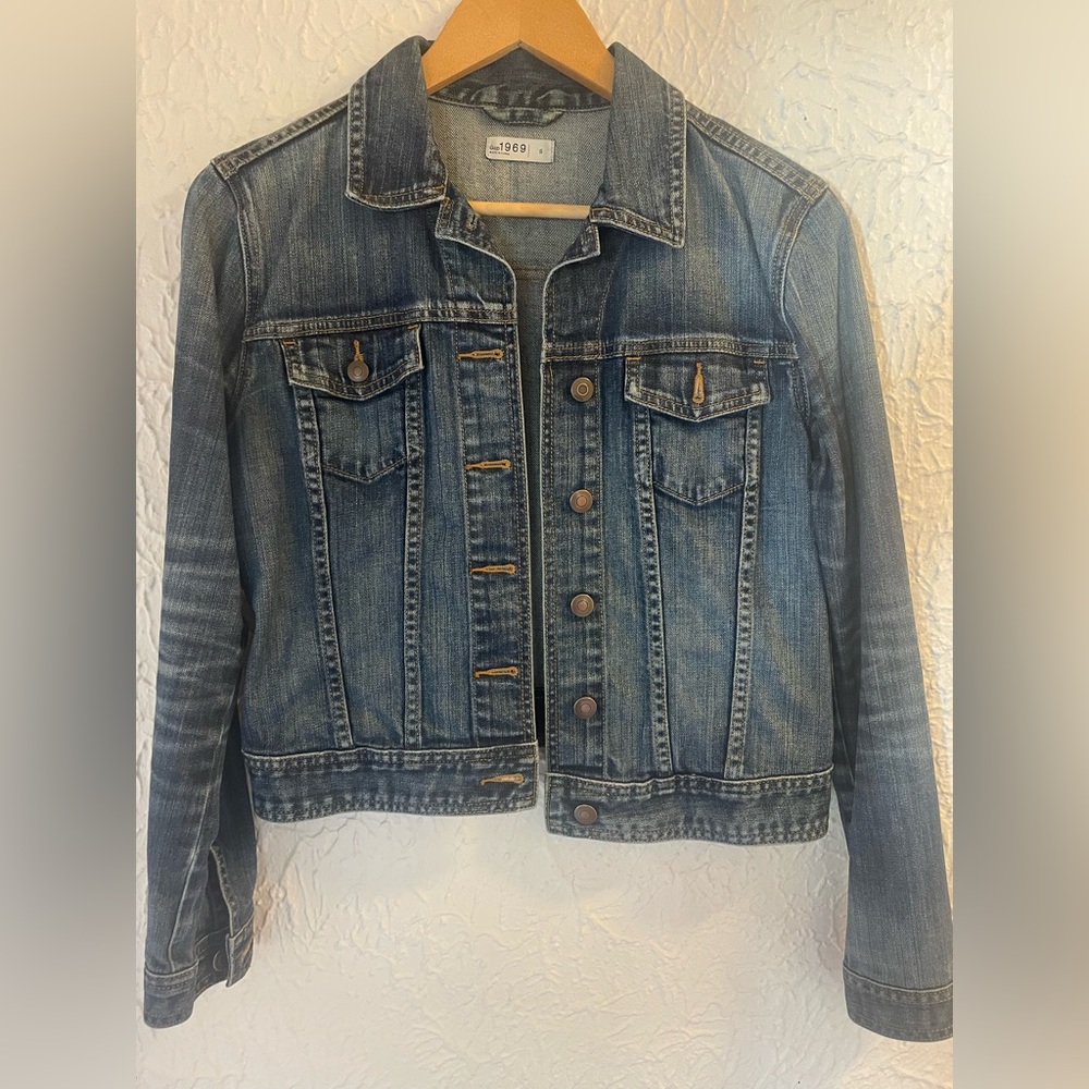 Gap cropped jean jacket (size M)